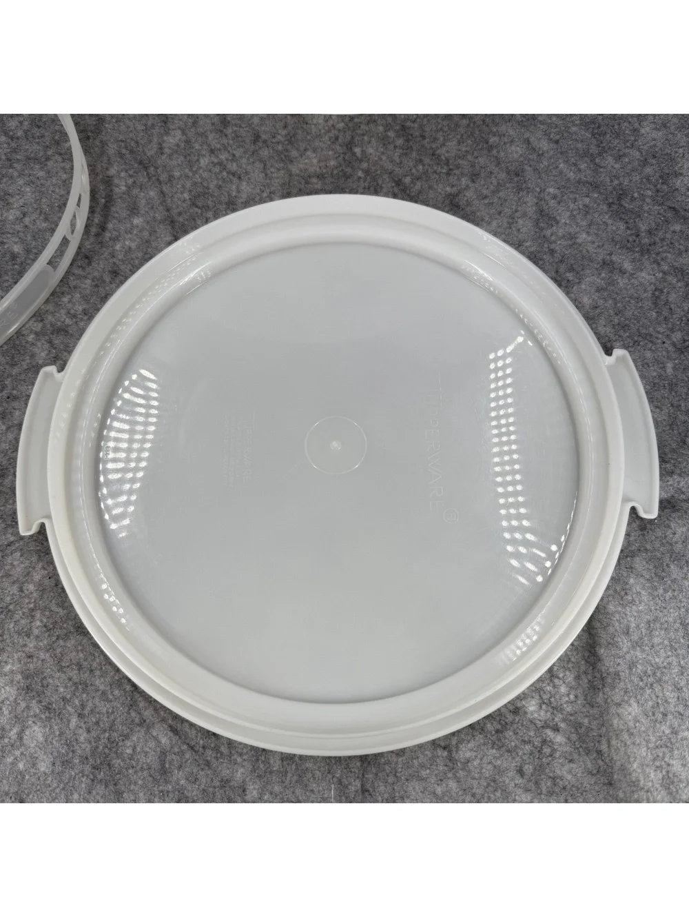 Vintage Tupperware Round Cake Taker Carrier White EUC 061